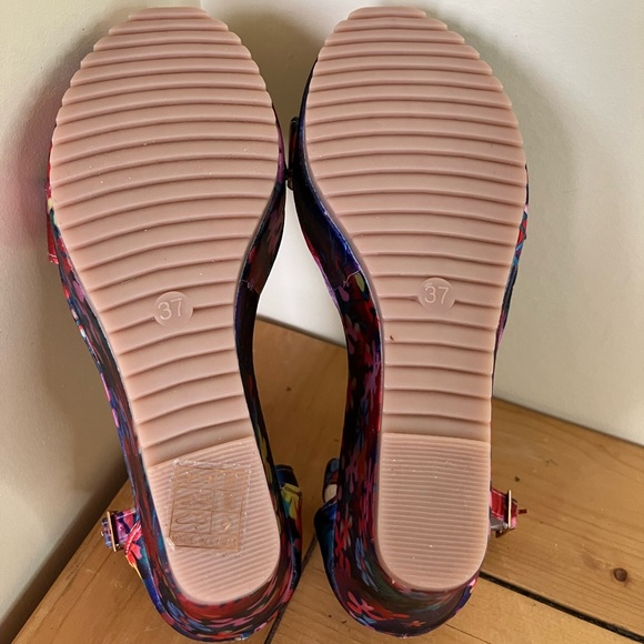 Colorful Floral Satin Platform Wedge Heel Shoes with Ankle Strap - Picture 6 of 6